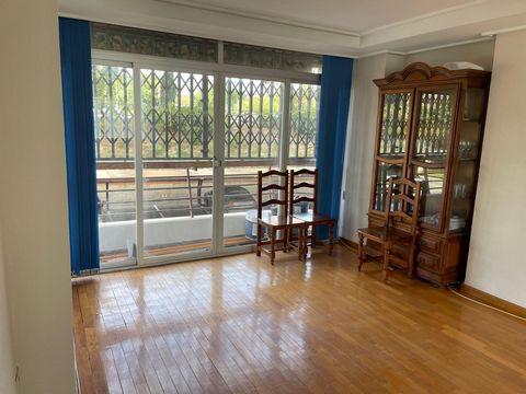 Lovely apartment in a very nice compound that has several swimming pool, padel and tennis courts and play area for kids. The apartment is being renovated with a new kitchen and 2 new bathrooms. This is a 3 bedroom apartment with a large living room w...