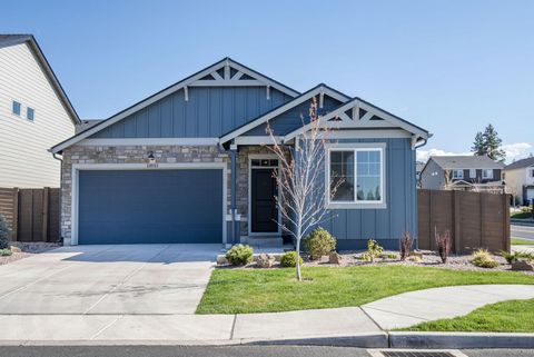 Enjoy easy living in the Stone Creek community. This single-level home is conveniently located within 1.5 miles of Old Mill District, and just down the street from Silver Rail Elementary, Stone Creek Park and the Community Pool. The Spruce plan is a ...