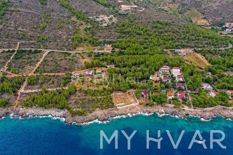 Situata sulle scogliere meridionali di Ivan Dolac, questa struttura offre un rifugio idilliaco dove si può godere della splendida vista sul mare e della rinfrescante brezza marina. Questa proprietà si trova a soli cento metri sopra il mare e offre un...