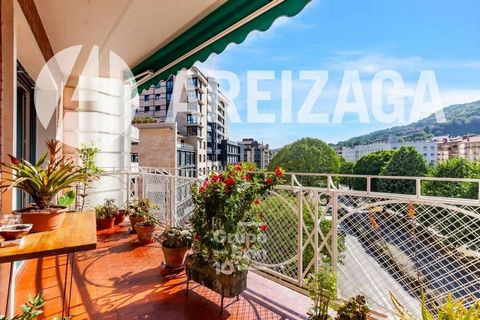 Areizaga Real Estate exclusive property. Located 5 minutes from Ondarreta beach and with beautiful views of Mount Igueldo, the Ondarreta grove, etc.. along with good shops and excellent communications, we present this magnificent home, on the top flo...