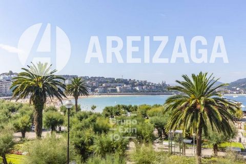 Areizaga Real Estate exclusive property. Opportunity, very sunny home, on the beachfront, with total views of the bay, in a beautiful environment: Alberdi Eder gardens, Town Hall etc.. just a step away from the best commerce and all the amenities of ...