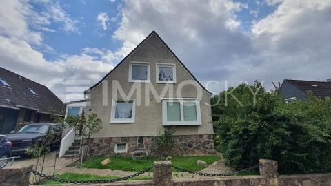 For sale is a charming house built in 1951, which is located in a quiet cul-de-sac, but still centrally located in the popular Baltic Sea resort of Laboe. The hotel comprises a total of 4.5 rooms spread over 2 floors. There is also a bathroom with a ...