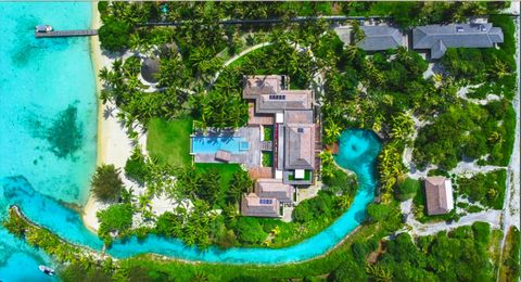 Villa Aquamaris, Bora Bora Nach Jahren der Entwicklung und des Baus durch den visionären Designer und Bauherrn Guy Parent ist dieses phänomenale Anwesen nun fertiggestellt und wird zum Verkauf angeboten, einschließlich aller maßgeschneiderten importi...