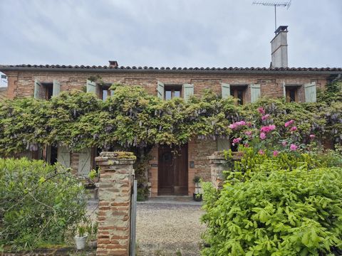 Magnificent stone house typical of the Lomagne region, located between Castelsarrasin and Beaumont de Lomagne, Tarn et Garonne. This beautiful building in very good condition is located on the outskirts of the village with shops and school (a few min...