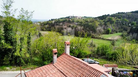 Location: Istarska županija, Oprtalj, Oprtalj. Istria, Oprtalj, Surroundings Beautiful small house for sale with a view of Oprtalj. The house is located in a quiet place surrounded by nature. The house consists of an entrance, a living room with a wo...