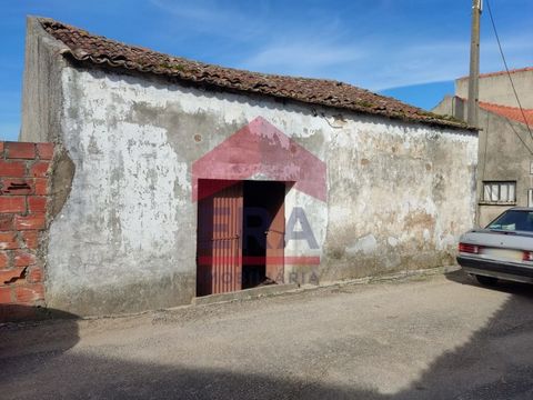 Winery with mill and press of 108 m2. Possibility of reconstruction as housing. About 10 minutes from Bombarral. *The information provided is for informational purposes only, non-binding, and does not require consultation with the mediator.* Energy R...
