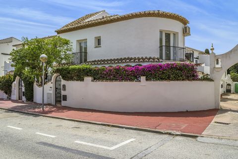 Welcome to this nicely refurbished semi-detached house in a very popular gated community with landscaped gardens, pool and parking in the lower part of Calahonda, Mijas Costa. Excellent location, close to shops, supermarkets, bars and restaurants and...