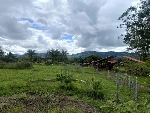 I sell lots in Lake Calima, with spectacular views of the lake and the mountains. Beautiful lots to build your dream home facing the lake. Lots located in a plot facing the lake, wonderful view and strategic location 5 minutes from the town and all t...