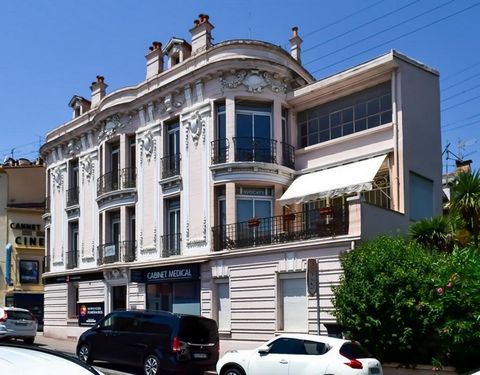 Located in the sought-after area of Cannet Mairie, in a very beautiful building from the 1900s, magnificent apartment in total renovation of 4/5 rooms (3 bedrooms 2 bathrooms) very bright with sea view. A stone's throw from the Place Saint Sauveur. I...