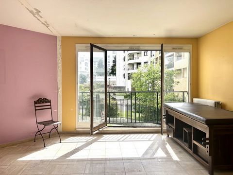 Opportunity. Top location! It is in the heart of the pedestrian district that this 56 m2 apartment is located, on the 1st floor of a secure building from 1985. All shops at the foot of the building, train to Montparnasse in 8 minutes. Its surface are...