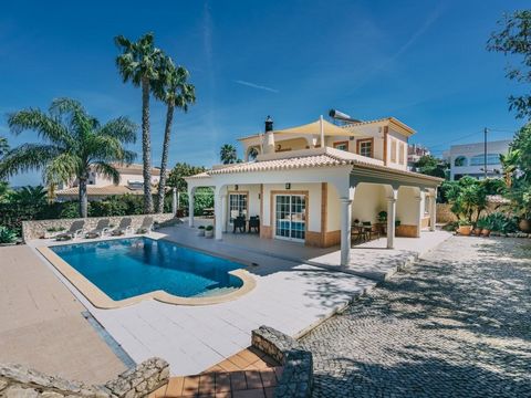 Situated in a serene area between Carvoeiro and Ferragudo, close to all amenities, you'll find this lovely 3+1 bedroom villa. On the ground floor, a warm entrance hall leads to a generous living and dining area with a cozy fireplace, a well-appointed...