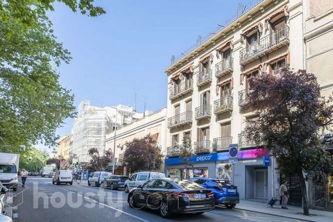 Housfy sells a flat in Ciudad Jardín, Madrid, a space to enjoy in your day to day. Features: -3rd floor without elevator, ideal to renovate to your liking. - Cozy apartment of 75 m2 in Ciudad Jardín. (The square meters are verified with the General D...