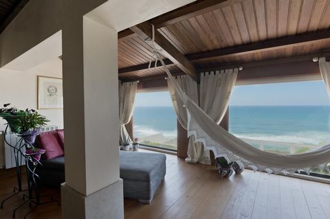 At Praia da Pedra do Ouro, 13 Km North of Nazaré and its canyon and 4 Km South of São Pedro de Moel, this property, composed by two floors, is built right on top of the sea. The plot of land, with 1.265 sqm, has the garden facing East and a solarium/...