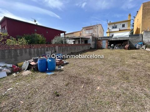 This magnificent real estate property is located in one of the quietest areas of Vilanova i la Geltru: La Collada. It is a large, completely flat plot with access to water and electricity, ideal for building your dream home or any project you have in...