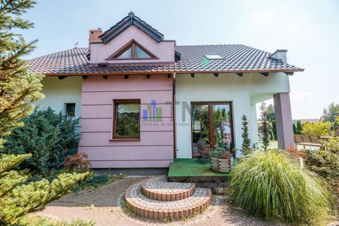 READY TO MOVE IN! I highly recommend a detached house located in the municipality of Czernica. On the first floor there is: Living room 30.70Dining room 8.70Kitchen 8.10Bathroom 3.60Vestibule 3.80Guest room 13.40Storage under the stairs 6.00Boiler ro...