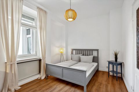 Im Mediterranean Stil eingerichtetes und frisch renoviertes, sehr geräumiges Apartment mit 3 Schlafzimmern und einem Wohnzimmer/Esszimmer angebunden an die großzügige Küche und Zugang zur Terrasse mit Blick auf Wuppertal. 6 Betten mit zwei Betten pro...