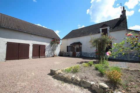 À Devay, calme assuré, maison constituée d'un espace cuisine aménagée, un séjour, une salle de bains, 2 chambres, une pièce pouvant être un bureau ou une chambre supplémentaire et un WC séparé. Le terrain clos de 850m2 environ comprend un bâti se com...