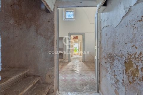 MELISSANO - LECCE - SALENTO In the heart of the Salento town, in a hamlet yet to be discovered, we are pleased to offer for sale an ancient building of large size, arranged on the ground floor, with star and barrel vaults, a small shared internal cou...