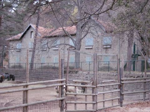 Es verkauft in San Romolo ein Grundstück von ca. 3000 Quadratmetern mit 2 Steingebäuden für insgesamt ca. 1200 Quadratmeter. Ausgezeichnete Investition, um eine empfängliche Struktur nur wenige Schritte vom Rasen von San Romolo entfernt zu schaffen. ...