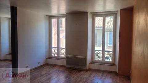 Hautes Alpes (05) - En Laragne, se vende hermoso apartamento T2 de 71 m² con buhardilla convertible, ubicado en el segundo y tercer piso de un pequeño copro de 3 lotes. Consta de comedor, sala de estar, cocina, baño, aseos separados, un dormitorio co...