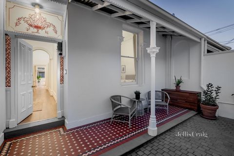Renoverat, rymligt och solfyllt, detta viktorianska hem med två sovrum i massivt tegel levererar ett sällsynt nyckelfärdigt livsstilspaket som placerar dig inom några steg från South Yarra Station, Toorak Road fina restauranger och spårvagnar och Pra...