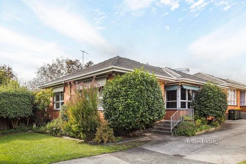 Get excited by the lifestyle location and blank canvas potential of this comfortable two bedroom brick villa unit, situated on a quiet and leafy green cul de sac style street. With the buzz of Chadstone in the air, this elevated unit is a perfect pro...