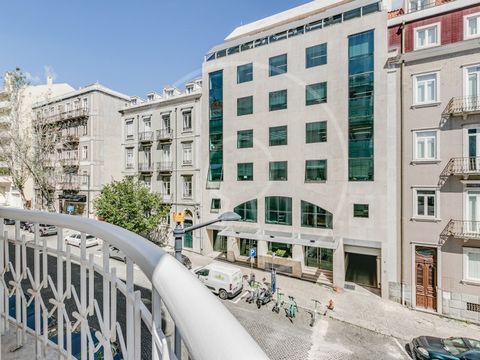 Excellent 2 bedroom apartment with 85sqm in excellent condition and very functional with a closed garage for 1 car and a storage room. The building is about 15 years old. The apartment is equipped with central heating and comprises a living room, an ...