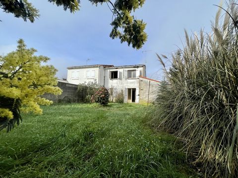 Huis te renoveren in de stad Challans, gelegen in een gebied dicht bij het stadscentrum en de Super U. Deze woning heeft op de begane grond een entree van 5m2 die uitkomt op een keuken van 12 m2 met een bijkeuken, een lichte woonkamer dankzij de erke...