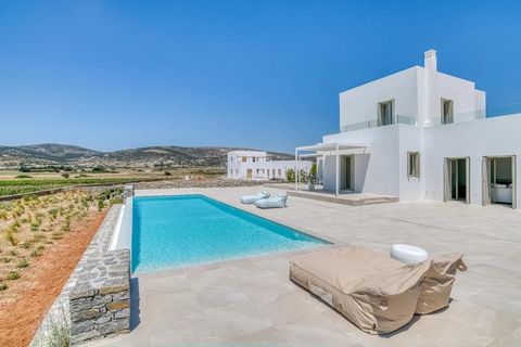 Une villa neuve et moderne à Paros, d'environ 212 m², située à seulement 5 minutes à pied de la côte est de l'île. La villa dispose d'un double salon, salle à manger et d'une cuisine entièrement équipée de plain-pied donnant sur une grande terrasse e...