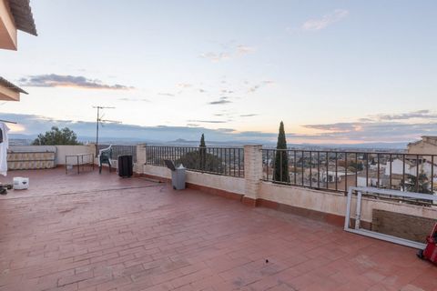 Large penthouse with impressive terrace in the center of Huétor Vega, right next to the Town Hall, surrounded by all the necessary services for day to day and ten minutes from the capital of Granada. The apartment of more than 200 square meters, has ...