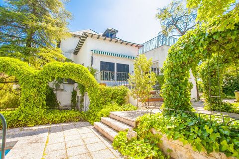 Chalet in vendita a La Marazuela, Las Rozas Un'affascinante casa di famiglia con più spazi per il tempo libero e il relax su un terreno con vegetazione matura, che circonda la proprietà e offre un ambiente di pace e privacy. La necessità di ristruttu...