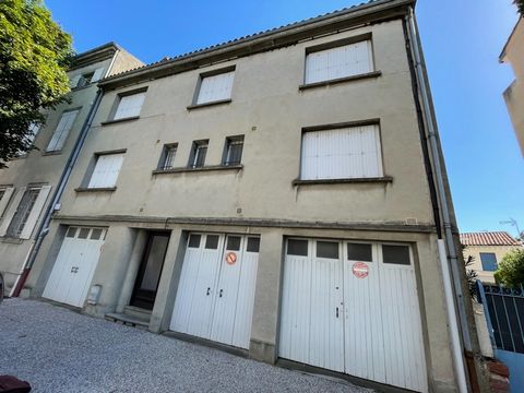 Au centre ville de Castres, immeuble sur 3 niveaux construit en 1967. Il comprend en rez-de-chaussée, une entrée, un appartement de type 1 bis, un cellier et 3 garages. Au premier étage un grand appartement de type 4. Au deuxième étage une appartemen...