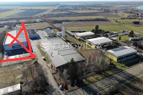 Ivanić Grad, Križ, Industrijska cesta, business-production warehouse complex on a land area of 13,682 m2 consists of the following buildings: PRODUCTION PLANT 2407 m2, length 80 m, width 30 m, height 5 m, consists of an open space room, kitchen and b...