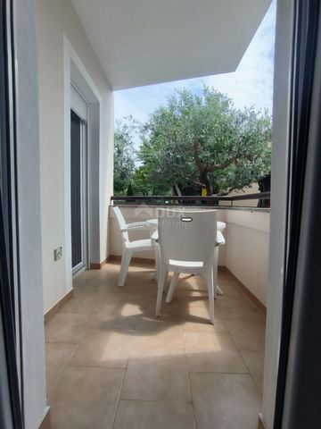 Location: Istarska županija, Medulin, Vinkuran. ISTRIA, MEDULIN Nice apartment with terrace and pool! We are selling an apartment in a smaller residential building with 6 residential units. It is an apartment on the ground floor with an area of 53.17...