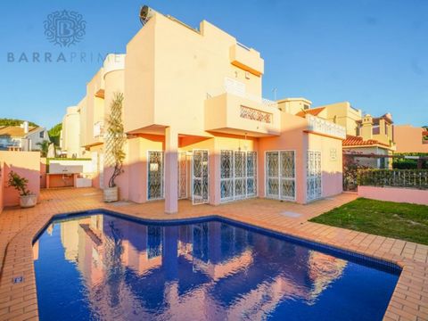 Magnificent villa in the heart of Vilamoura, exclusively available for discerning lovers of luxury. This residence exudes elegance with its 4 stately bedrooms, 2 meticulously decorated bathrooms and a sophisticated south-facing aura. Enjoy the solar ...