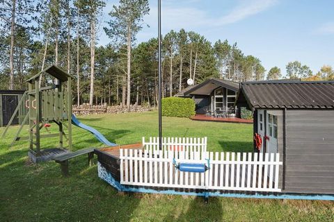 Chalet soigné avec bain à remous et sauna situé sur le terrain avec terrasse couverte pour barbecue et détente. Il y a Internet sans fil et un lecteur Blu-ray sur le loft. Il y a un sauna & amp; bain à remous pour se détendre après une course sur la ...