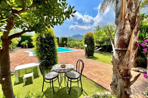 Maison de vacances rénovée en 2024 avec piscine privée et cheminée. La maison de vacances, meublée dans le style typique du pays, impressionne par une magnifique vue panoramique et la proximité de la belle communauté de Francavilla di Sicilia, qui vo...