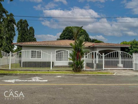 Mooi huis te koop in Villa María, San Pablo Viejo, op slechts 5 minuten rijden van het centrum van David. Gelegen op een hoekperceel, is deze omheinde woning te koop en te huur. Bij aankomst zult u de omheinde tuin en een overdekte parkeerplaats waar...