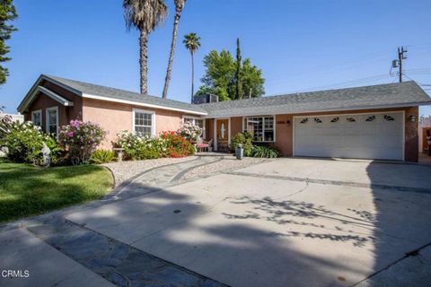 Welcome to this charming home in Canoga Park! It offers a seamless blend of comfort and style. As soon as you step inside, you'll notice the spacious living area that flows into the dining space and kitchen. The kitchen is equipped with stainless ste...