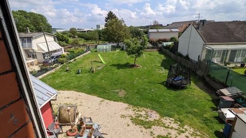 Huis in een klein rustig stadje, alle voorzieningen, 5 kamers, 3 slaapkamers, 2 toiletten, 1 doucheruimte, 3 bijgebouwen op een perceel van 910m². Klein balkon in de woonkamer met uitzicht op de tuin. Garage toegankelijk 30m², 2 bijgebouwen van 7m² e...