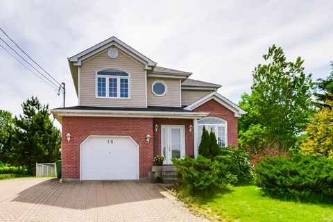 Splendid 1,785 sq. ft. property, 4 bedrooms, 2 full bathrooms, one powder room, laundry room on main floor, spacious family room, fenced yard with heated pool, garage with cabinets and sink. Located in the heart of St-André-Avellin. A visit will conv...