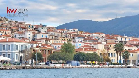 Obok portu ze wspaniałymi widokami, zaledwie 100 m od morza, na sprzedaż jest tradycyjny dom o powierzchni 180 mkw. Nadaje się zarówno do inwestycji, jak i na wakacje lub pobyt stały, na wyspie Poros, która znajduje się zaledwie 2,5 godziny od Aten, ...