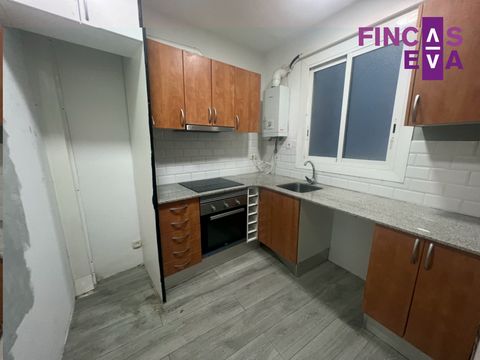 Apartment to be completely renovated in Gran Via 200m from Plaza España. In a 1954 building with an elevator, it is located on the second floor. It has 88m2 distributed in living room, separate kitchen, a double bedroom, three single bedrooms and a f...