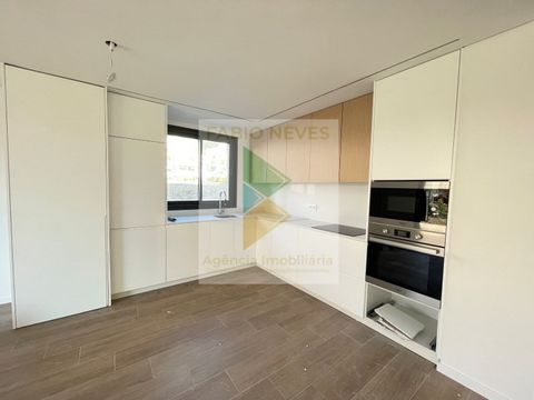 Apartamento em novo empreendimento de luxo com vista para o mar localizado em zona estratégica próxima ao centro da cidade e a escassos minutos da praia. Este empreendimento está em fase final de construção e oferece também garagem para todas as fraç...