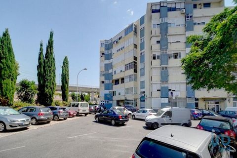 Apartamento T2 de 54 m2 em Oeiras perto de todas as comodidades e da praia Venha conhecer este apartamento de tipo T2 em muito bom estado em Caxias, Oeiras. O apartamento é composto por um hall de entrada, uma casa de banho, uma agradável sala de est...