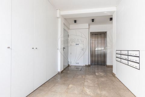 Apartment in the heart of Campo Pequeno Square This elegant 2 bedroom apartment, with 120m², is located in the privileged area of Campo Pequeno, one of the most emblematic neighborhoods of Lisbon. Its layout offers a comfortable and functional enviro...