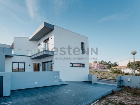 3 bedroom villa of modern design, with swimming pool, set in a plot of 295m², located in Nadadouro, next to the city of Caldas da Rainha and just 4 km from the stunning beach of Foz do Arelho. This project was designed by two young architects, who id...