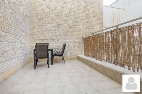 Perfectly distributed 4-room Sukkah apartment. 1 Sukkah Terrace of 10 m2 + 1 Terrace of 5 m2 Cellar + Private parking. Recently built. Panoramic. Exceptional situation. Open viewTerraceCourtyardParkingCellarElevatorAir conditioning2 toilets2 bathroom...