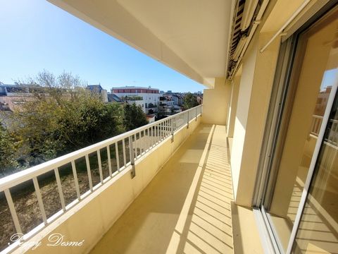 EXCLUSIVITE Situé à La Rochelle dans le quartier prisé de La Genette, à 2 pas du Parc Charruyer, 600m de la plage de la Concurrence, cet appartement de 77 m² vous séduira par son emplacement et son cadre de vie paisible et agréable. Au 3ème étage dun...