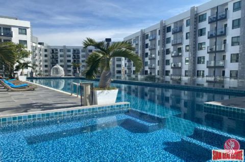 Benvenuti nell'epitome della vita di lusso nel più grande resort del centro città di Pattaya! Questo squisito condominio è situato in posizione strategica a pochi minuti dalla splendida spiaggia di Pattaya, dalla vivace Walking Street e dai principal...